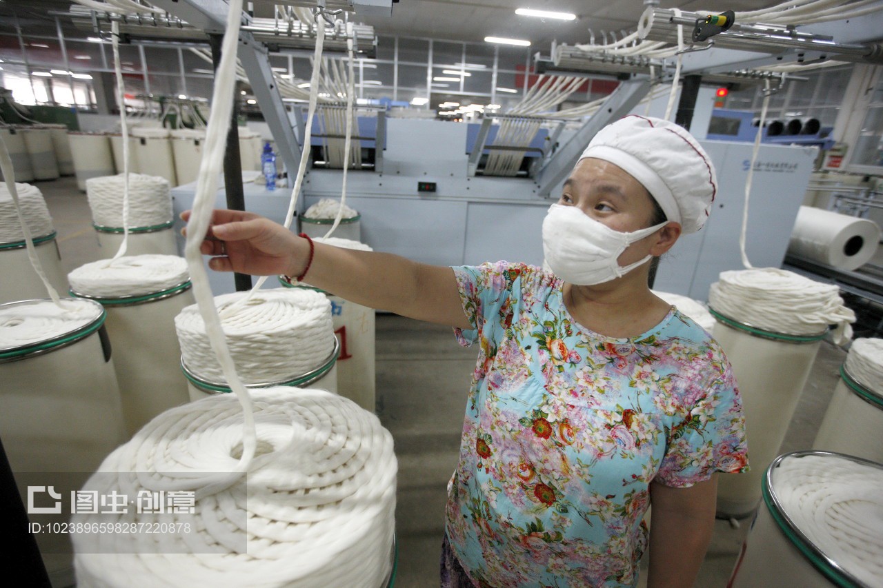 安徽省淮北市,啟鑫紡織廠的生產車間內,紡織女工加工出口的歐美地區的紡織品。