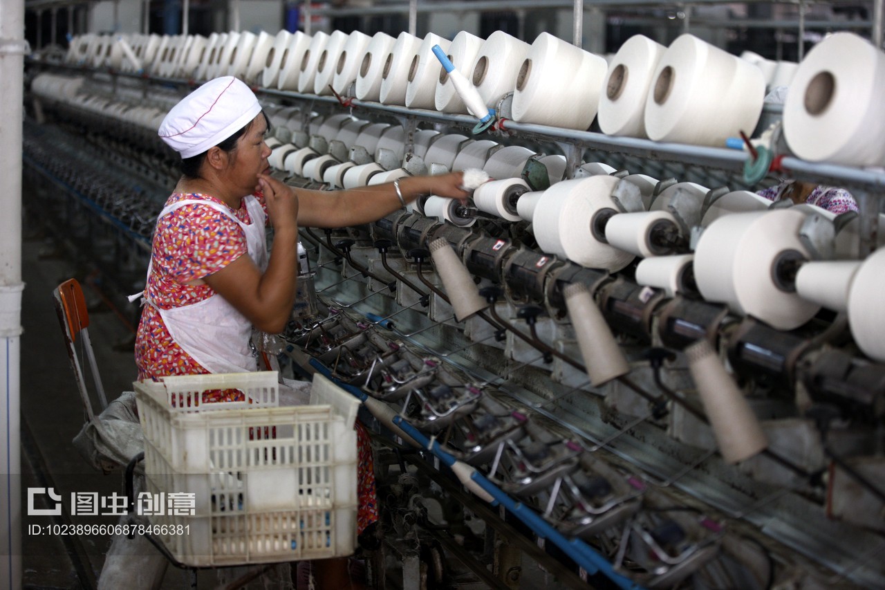 安徽省淮北市,啟鑫紡織廠的生產(chǎn)車間內(nèi),紡織女工加工出口的歐美地區(qū)的紡織品。